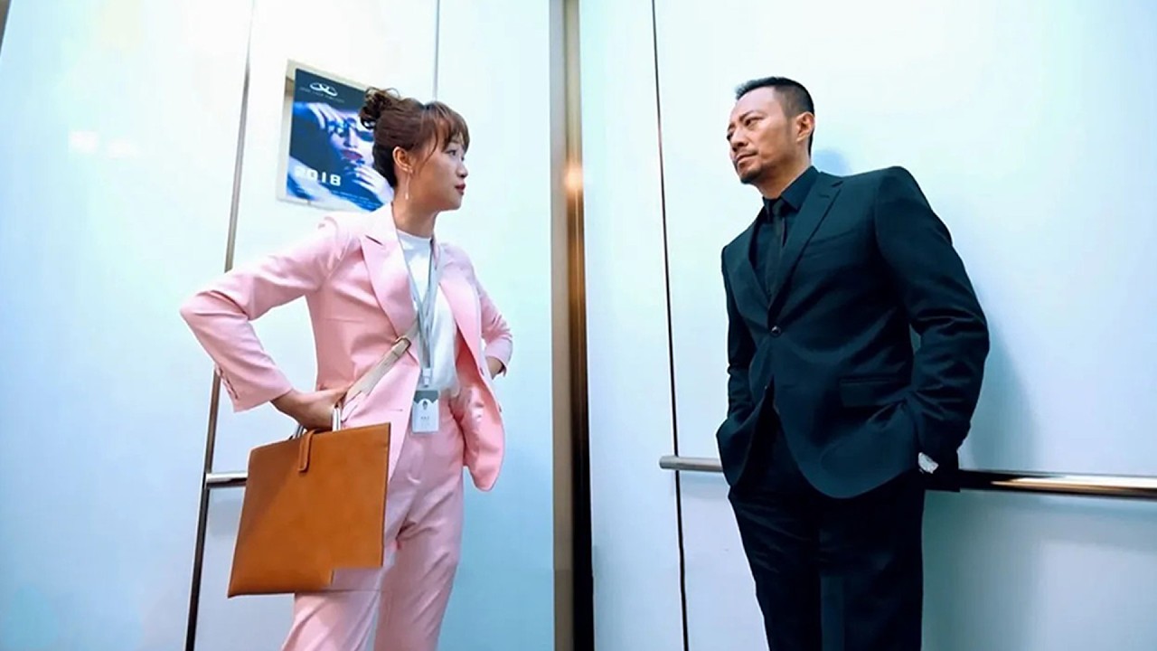 億萬總裁的私人電梯被闖入，本該生氣的他卻對她一見鐘情！