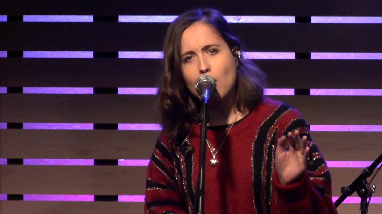 Alice Merton - Hit The Ground Running [Live In The Lounge] - YouTube