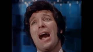 Tom Jones Sings &quot;I Who Have Nothing&quot; With Raquel Welch