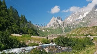 courmayeur in italy river جبال الالب مغامرات شوف كيف وصلنا عند نهر نازل منه