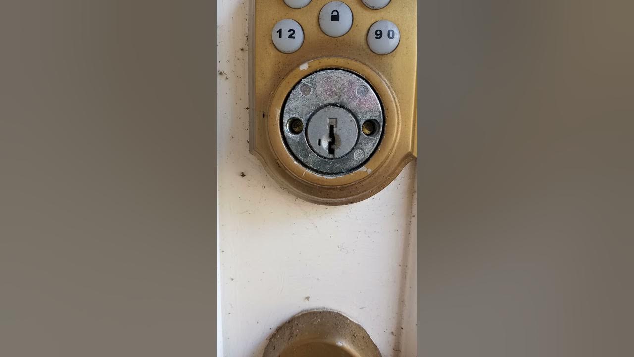 Kwikset Deadbolt Bypass. No Key Entry YouTube