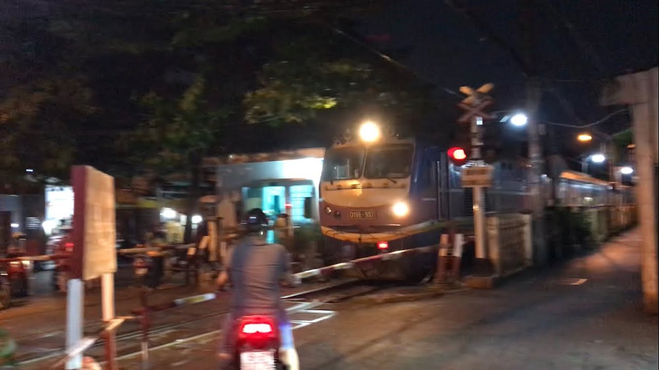 [10/02/2023] D19E-957 kéo tàu SNT2 qua chắn Đỗ Tấn Phong - YouTube