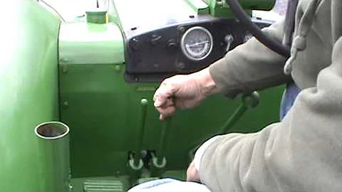 Kolik váží traktor John Deere 820?