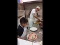 baby pizzaiolo napoletano a 4 anni