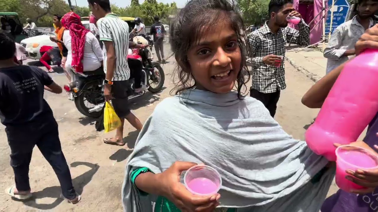 नंद नगरी दिल्ली में सेवादारों की ठंडे-मीठे पानी की छबील ने पहुंचाई राहगीरों को राहत