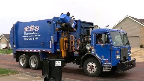 Peterbilt 320 - Lid Flipping Labrie Automizer Garbage Truck