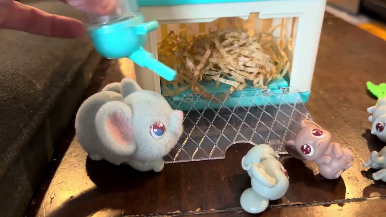 Little Live Pets - Mama Surprise Minis. Feed and Nurture a Lil' Mouse. She has 2, 3, or 4 Babies 