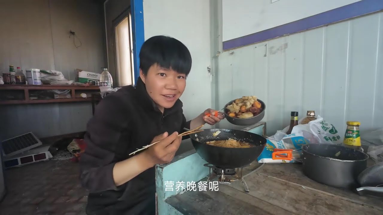 【田七浪迹天涯-忆往昔】姑娘一人独自骑行新疆，感冒了，直接在废弃检查站住下，多亏里面有床，不用搭帐篷#田七浪迹天涯#穷游的田七#骑行#骑行 #田七穷游祖国