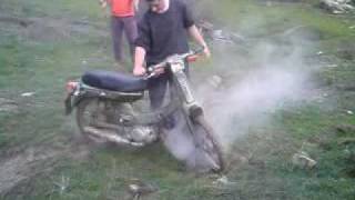 Sukourio Malakies Me Papakia Falling In Watter