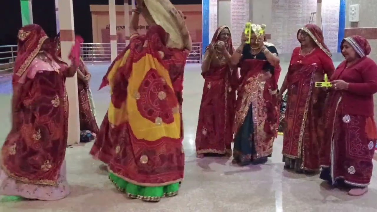 अ ये बाली आज होली है अच्छा तो चालो आपा चंग ओर धमाल को जलसों करा संग सहेलियां साथ