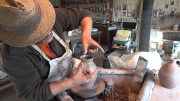 SIMON LEACH POTTERY TV - Throwing 3 lb flagons (bottles)