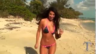 Красивые девушки демострируют мини купальники на пляже