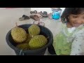 Makan duren banyak di kampung