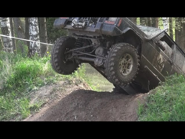 SUVs in Off-Road race 