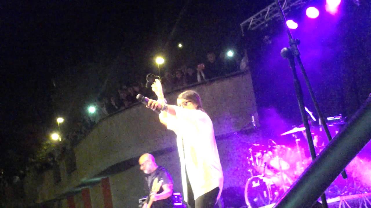 Anche se fuori é inverno Deborah Iurato live luzz YouTube Anche se fuori é inverno Deborah Iurato live luzz YouTube