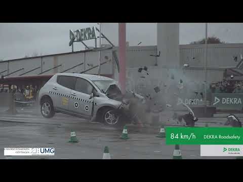 DEKRA Crashtest mit Serien-Elektrofahrzeug: Frontale Kollision mit Pfahl