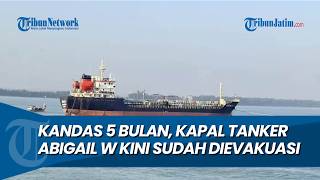 AKHIRNYA BERHASIL DIEVAKUASI, Kapal Tanker Abigail W yang Kandas 5 Bulan di Pantai Panduri Tuban