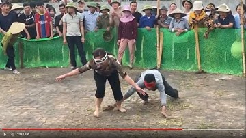 Cười thoải mái với trò chơi bịt mắt bắt lợn tại lễ hội làng