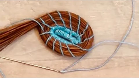Thread-wrapped center to start a pine needle basket