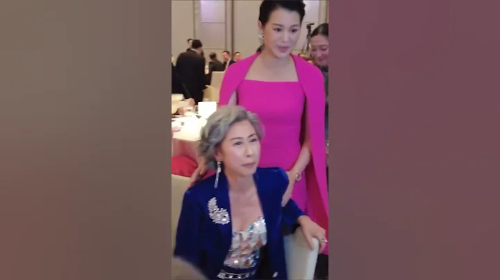 #胡杏兒 出席活動偶遇自己的偶像#葉倩文 ，趕緊上去打招呼，兩人還愉快合影！ - 天天要聞