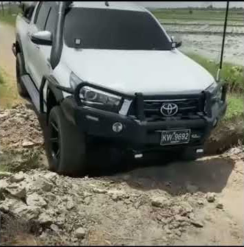 Download lagu Toyota Revo Off roading 💯