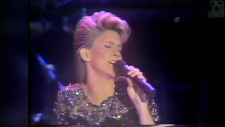 Video-Miniaturansicht von „Olivia Newton John - Physical World Tour 1982 (2/7)“