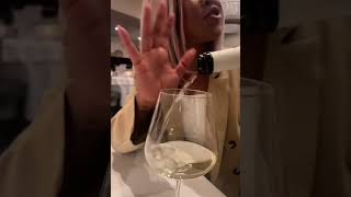 Stan Twitter: Cutie tells persistent waiter to stop serving her alcohol! 😉🍾