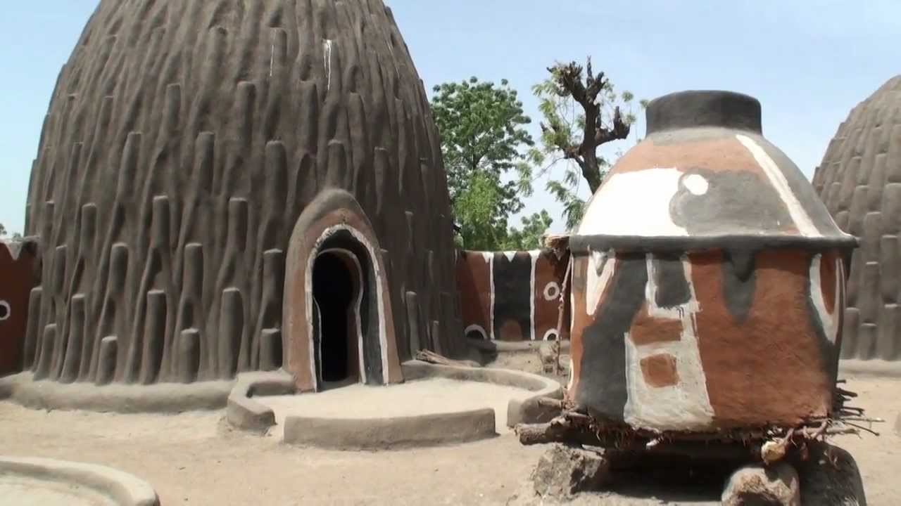 case obus Mousgoum et marché à Pouss
