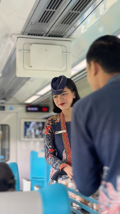 Seperti ini keramahan pramugari dan pramugara kereta api dalam melayani penumpang #pramugari