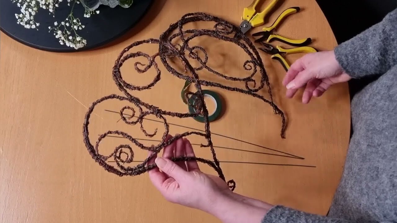 Morsiuskimppu koivunoksakehikkoon, bridal bouquet with birch branch construction.