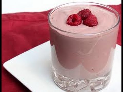 frozen-yogurt-raspberry-shake---how-to-make-raspberry-smoothie