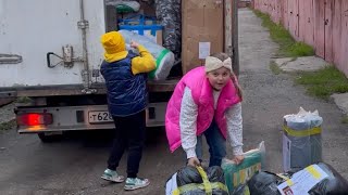 Дети грузят гуманитарку на фронт