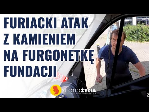 Furiacki atak z kamieniem na furgonetkę Fundacji.