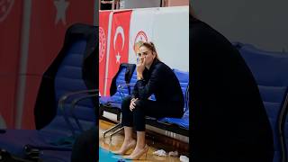 🔥 سيلين إردم بمعطف أحمر وابتسامة فوز | مدرب كرة السلة التركي يقود فريقه إلى المجد 🏆