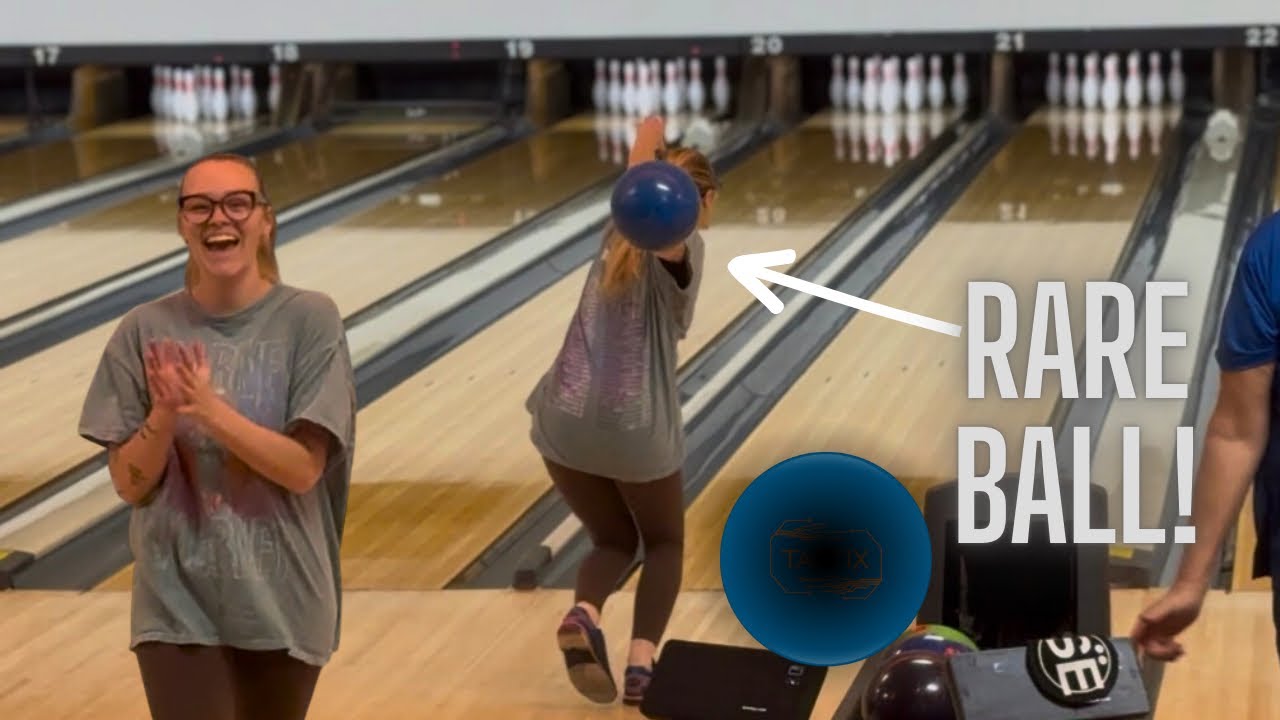 Найти такой шар для боулинга практически невозможно... Поэтому я просверлил один для лиги 🥹💙