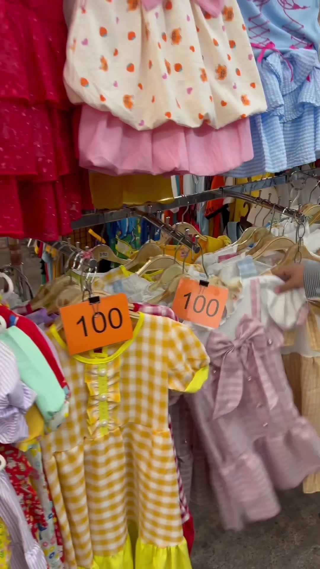 BERBURU BAJU GEMES DI PRATUNAM MARKET