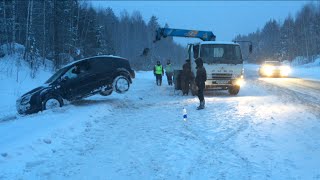 Помогайте людям,трасса Екатеринбург Р-352. Lifenews из Нижнего Тагила