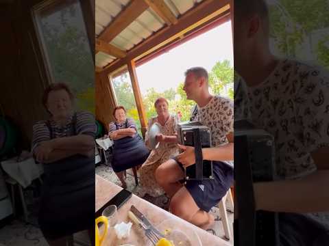 Сергей со своей бабушкой в Новосибирской обл. Бабушка поёт частушки и играет на ударных. #2023