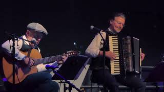 GITANE AKKROBAT – Time After Time Cyndi Lauper – Instrumental cover
Composer: Cyndi Lauper, Rob Hyman
Live Recording, June 28th. 2024 in Pfaffenhofen/Ilm, Germany during a lovely summer evening.
GITANE AKKROBAT (www.gitane-akkrobat.com)
Roland Pöhlmann, Akkordeon
Andy Mayr, Gitarre
Stefan Telser, Kontrabass
Website: https://www.gitane-akkrobat.com
Facebook: https://www.facebook.com/?locale=de_DE
Instagramm: https://www.instagram.com/gitaneakkrobat/
Amazon: https://music.amazon.co.uk/artists/B09V1PNL5H/gitane-akkrobat
Spotify: https://open.spotify.com/intl-de/artist/6TKm3rmeeESKSA2GtgQp5X
itunes: https://music.apple.com/cl/artist/gitane-akkrobat/1613202961?l=en-GB
Video: Liebenstein Movies; Kamera: Jürgen Liebenstein und Christl Lukas
Recording: Andreas Huber, TTH Tontechnik Huber
Mixing & Mastering: Thomas Weber, Tunetown Music
Hash Tags:
#cyndilauper #timeaftertime #gitaneakkrobat #rolandpöhlmann #andymayr #stefantelser #akkordeon #accordion #gitarre #guitar #kontrabass #doublebass #instrumental #acoustic GITANE AKKROBAT – Time After Time Cyndi Lauper – Instrumental cover