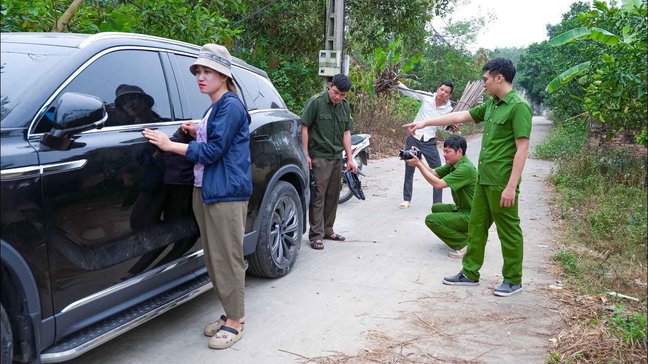 The first clue , police found the car. What did CEO Tuan do when he saw Hoa getting into his car?