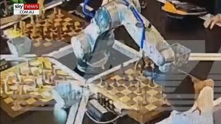 Robô que joga xadrez quebra o dedo de criança de 7 anos durante partida na  Rússia