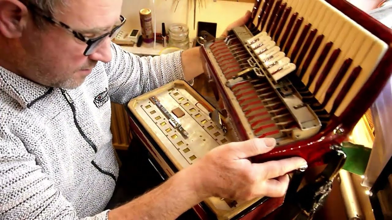 Ремонт аккордеона - бас Crucianelli 80 с застрявшими переключателями верхних регистров