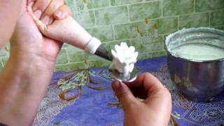 видеоурок: хризантемы на торт из белкового крема | أقحوان على كعكة كريم بروتين