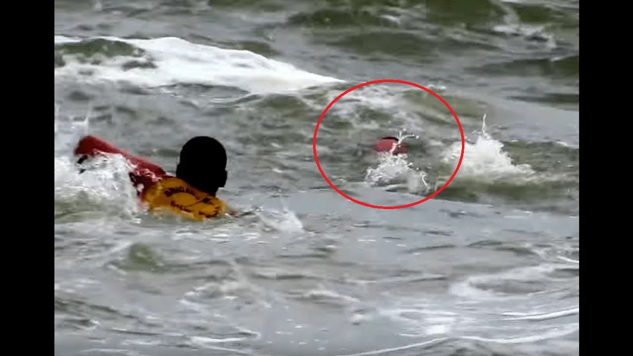 Resultado de imagem para salva vidas praia afogamento