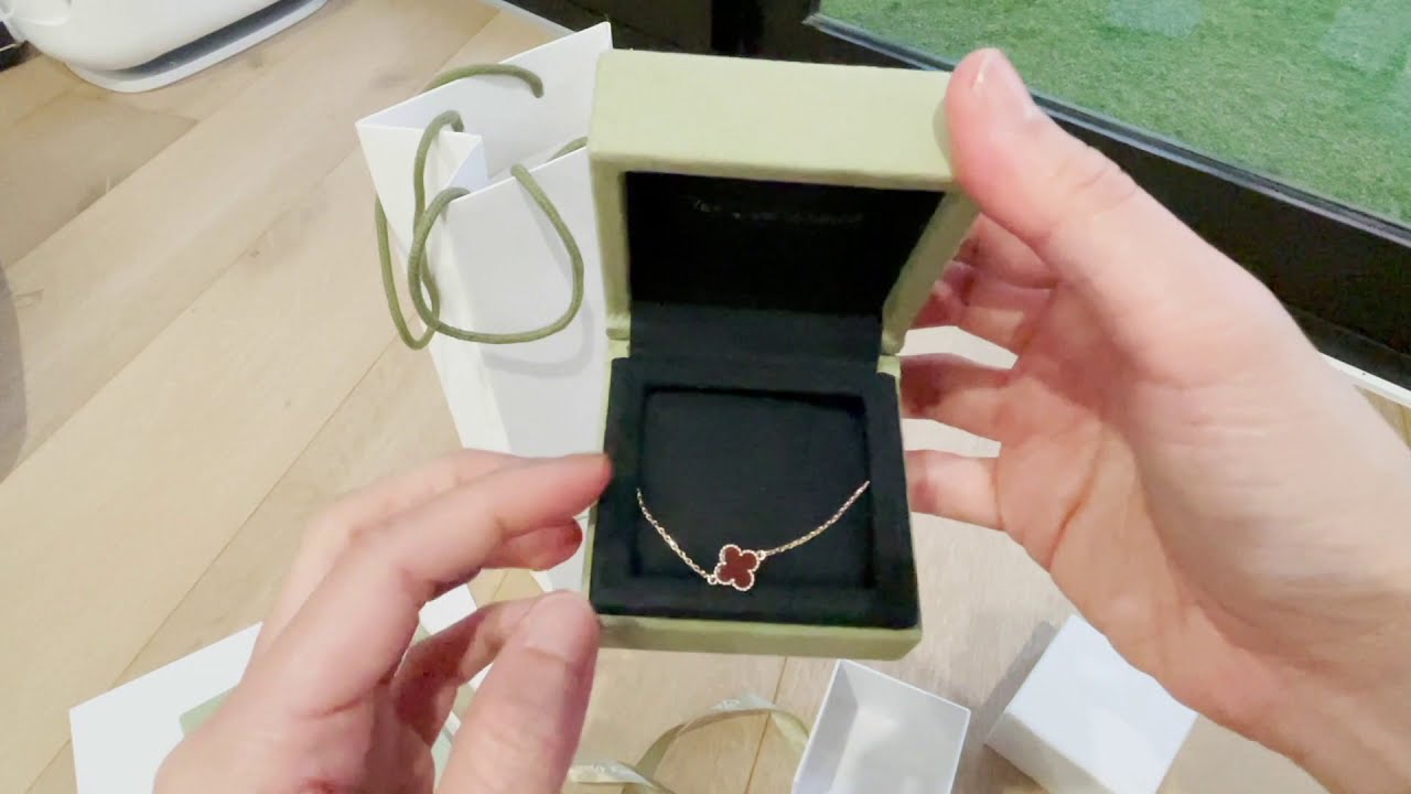 Van Cleef & Arpels Unboxing / Sweet Alhambra Bracelet 