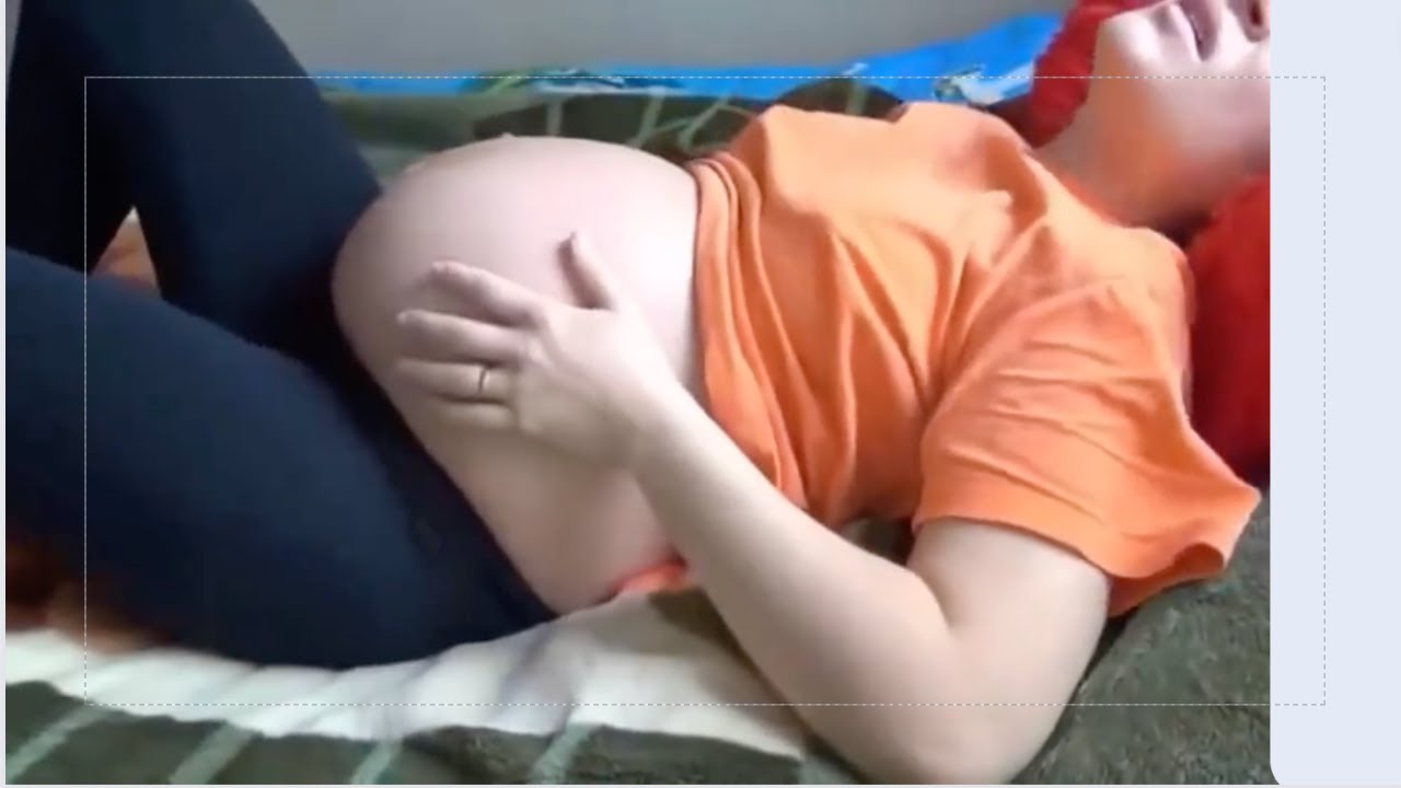 40th weeks pregnant mother is enduring the contraction - the love of motherhood 怀孕40周孕妇正面临宫缩