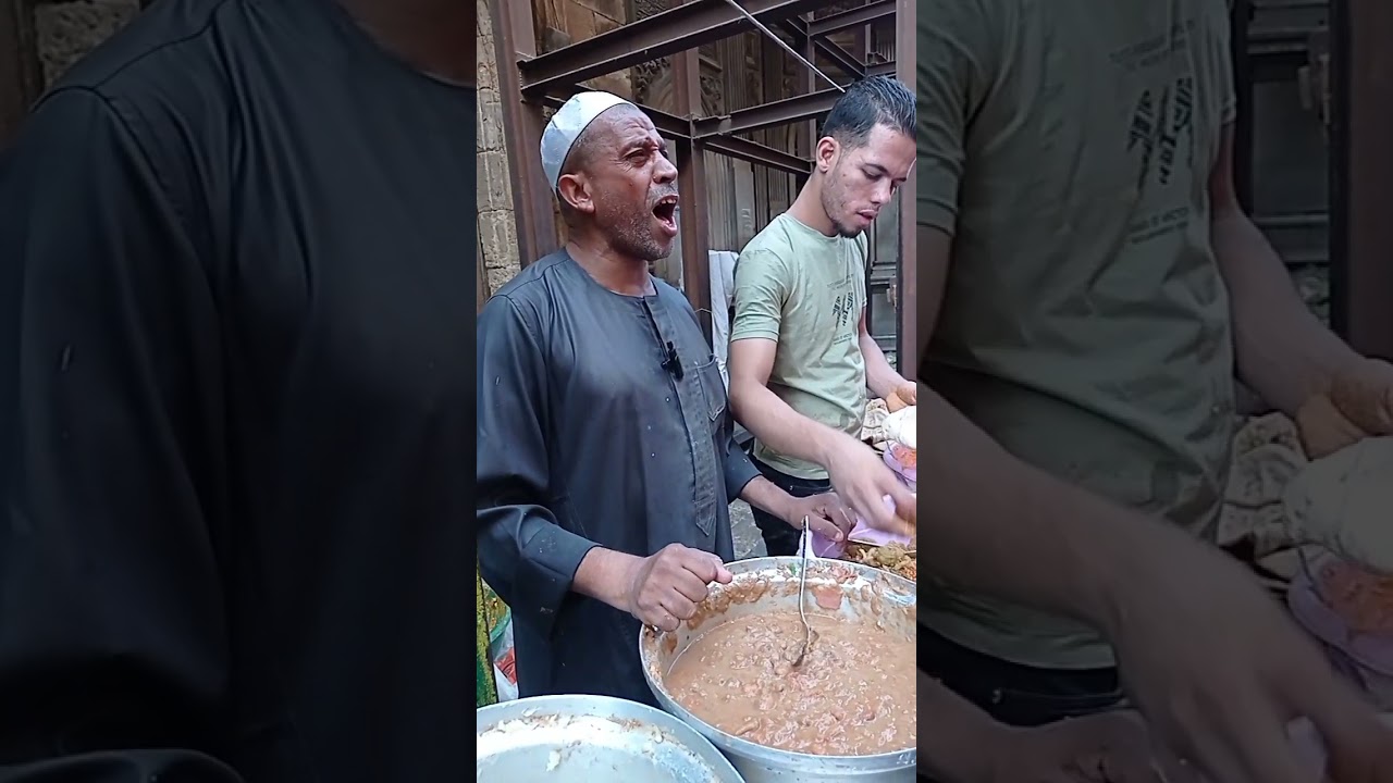 45 سنة واقف بيوزع أكل ببلاش على باب الحسين   عم إبراهيم هنيدي بيدعمه والشعراوي كان بيدعيله