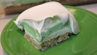 Subscribe & check out my other videos! www./cookingandcrafting this is
a delicious non-bake cheesecake using pistachio pudding, to dress it
up for...