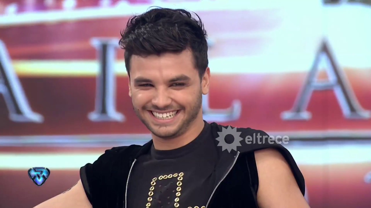 Agustín salió a la pista y sorprendió haciendo unos trucos de magia