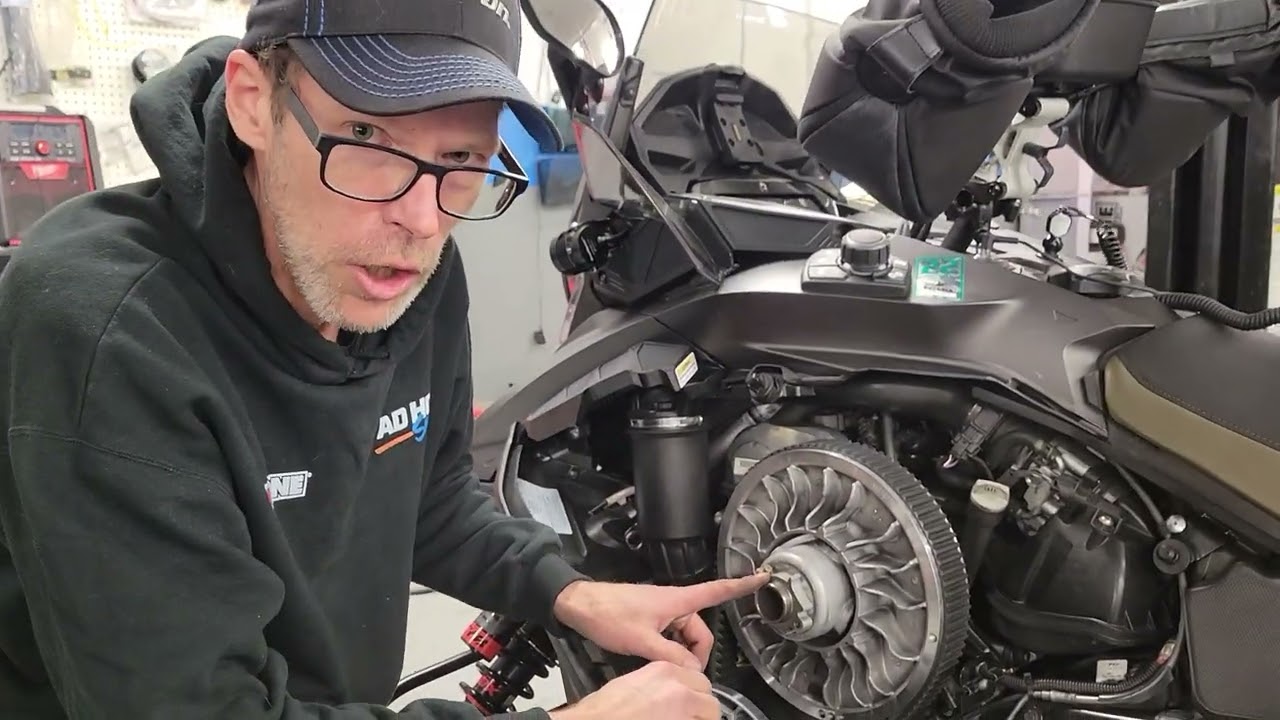 comment ajuster  la courroie sur Ski-Doo